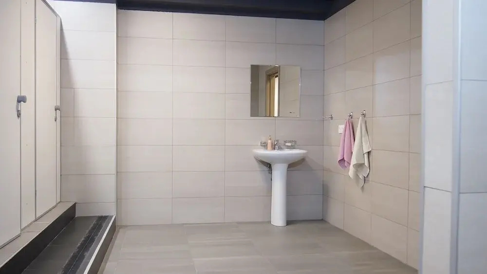 Кровать в общем номере (мужской номер) в Opaliha Loft rooms