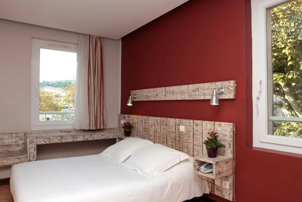 Classic Double room with harbour view (full double bed)