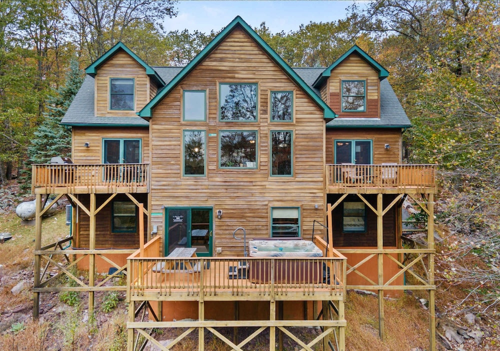Fam-friendly Cabin Mins 2 Beach Ski w Hot Tub