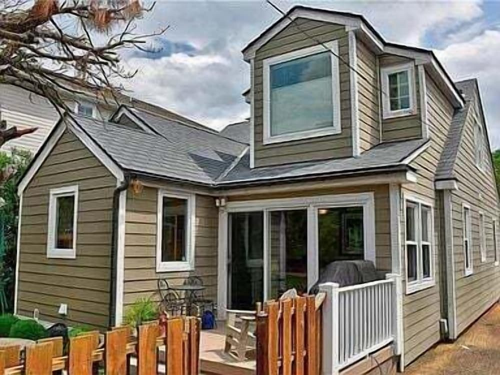 Charming 3 BR North End Beach Cottage One Block to the Beach Private Parking Private Backyard 1478
