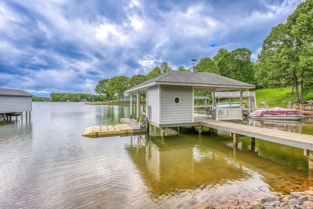 Evergreen - Lakefront Home With Dock, Screened Porch, AC & Kayaks