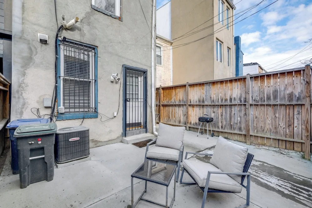 Centrally Located DC Row House Near Restaurants!