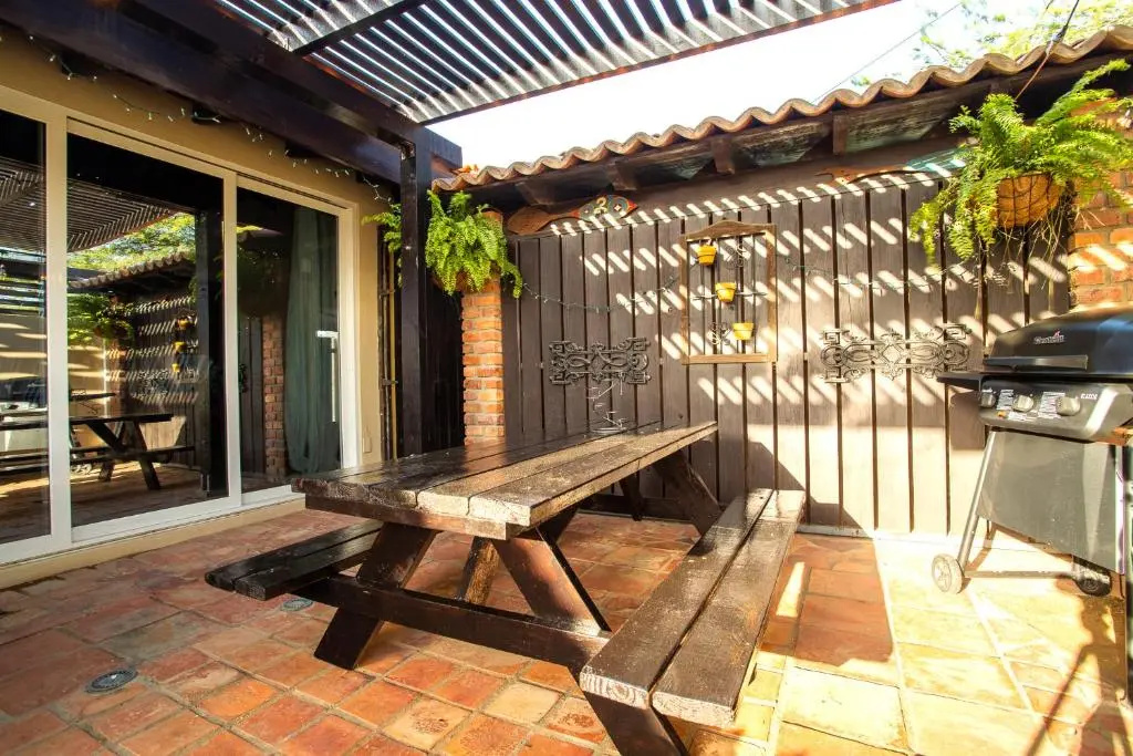 Apartment With Charming Patio+ BBQ Near Beach! Free Util's