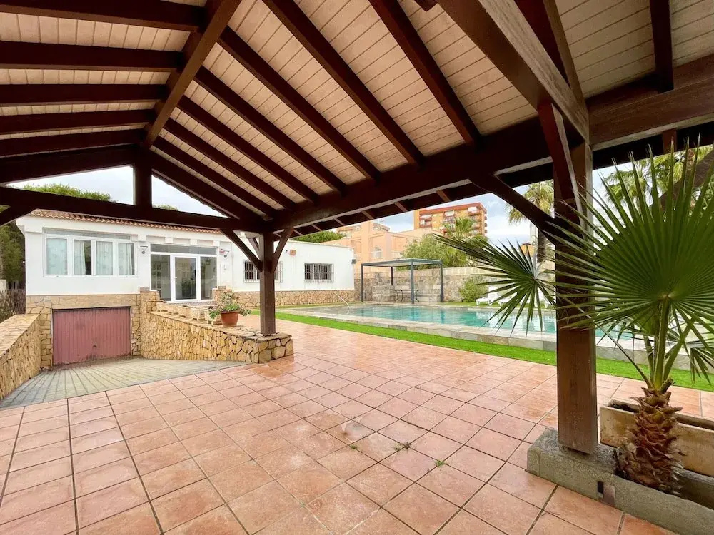 Villa in Roquetas Near Beach & Pool