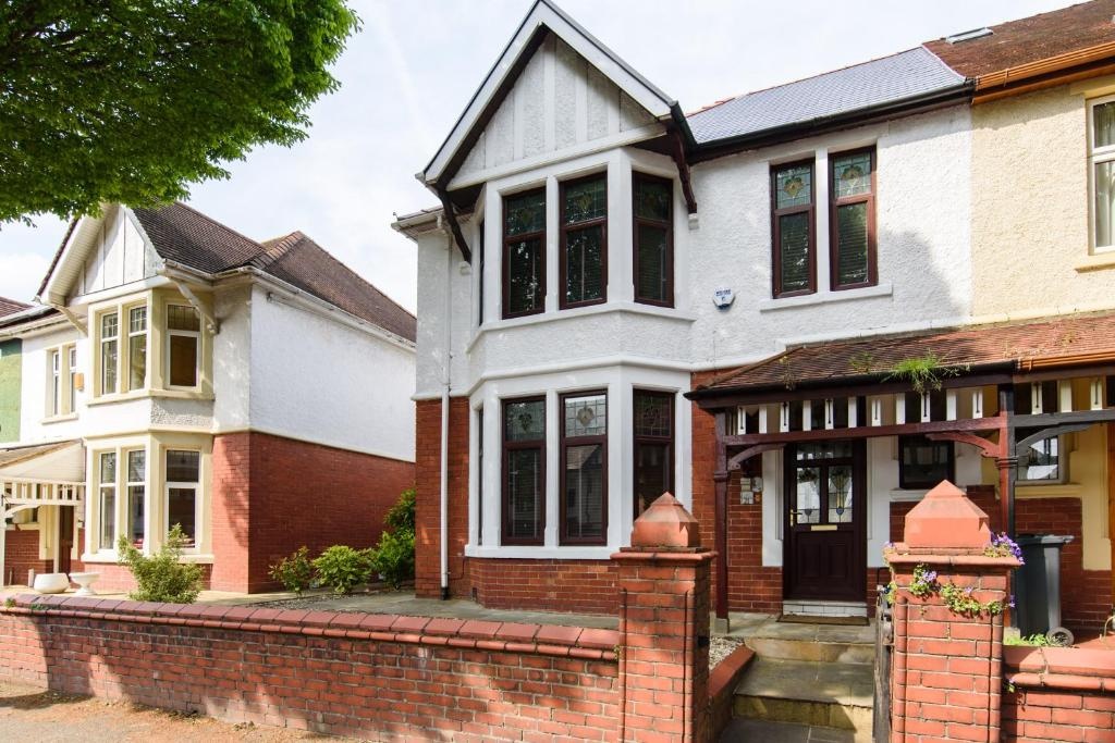 City Retreat, Spacious 4 Bed House, Games Room, Parking, Hot Tub & BBQ
