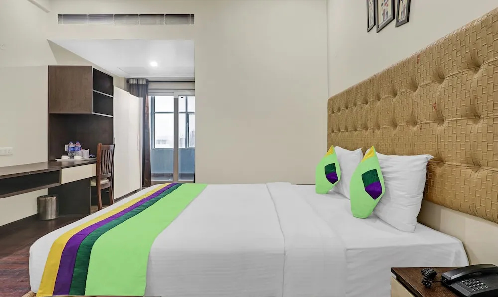 Deluxe Double room (full double bed)