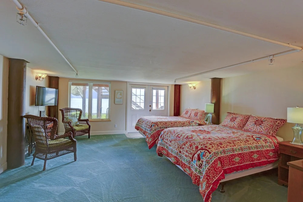 Quadruple Basement Studio with partial ocean view