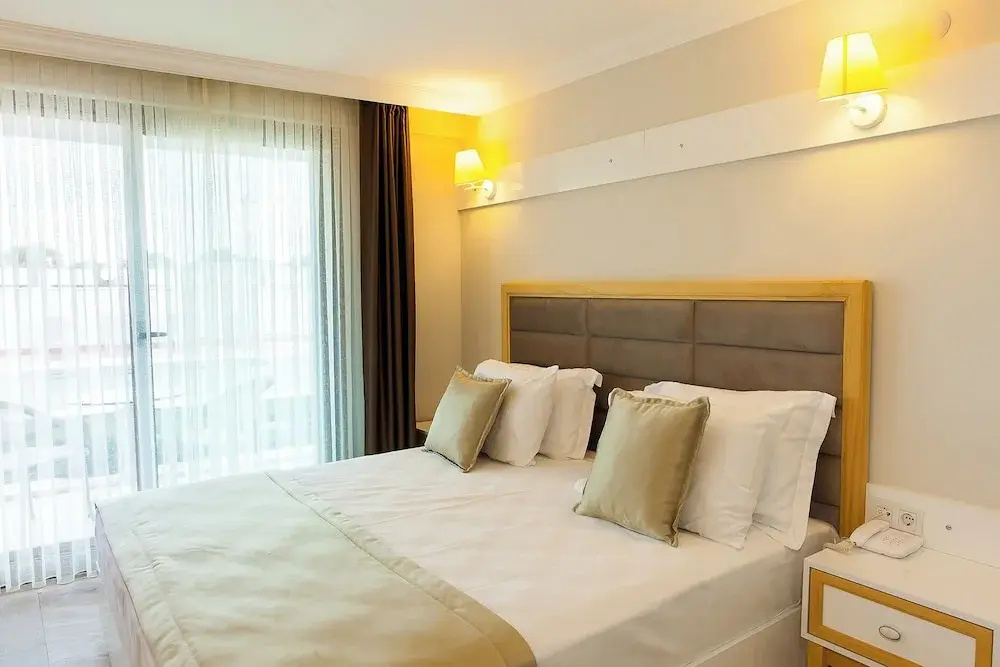 Deluxe Double room with pool view (full double bed)