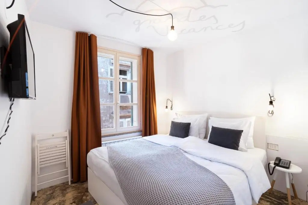 Standard Double room with city view (full double bed)