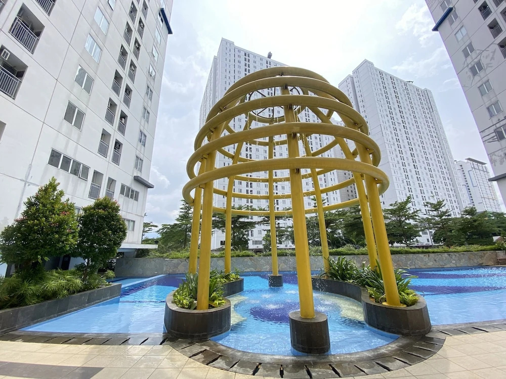 Restful And Modern 2Br Bassura City Apartment