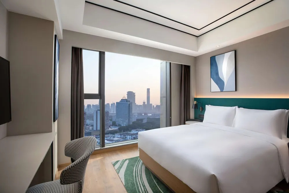 Двухместный номер Standard с видом на озеро двуспальная кровать в Hilton Garden Inn Xiamen Bailuzhou Park