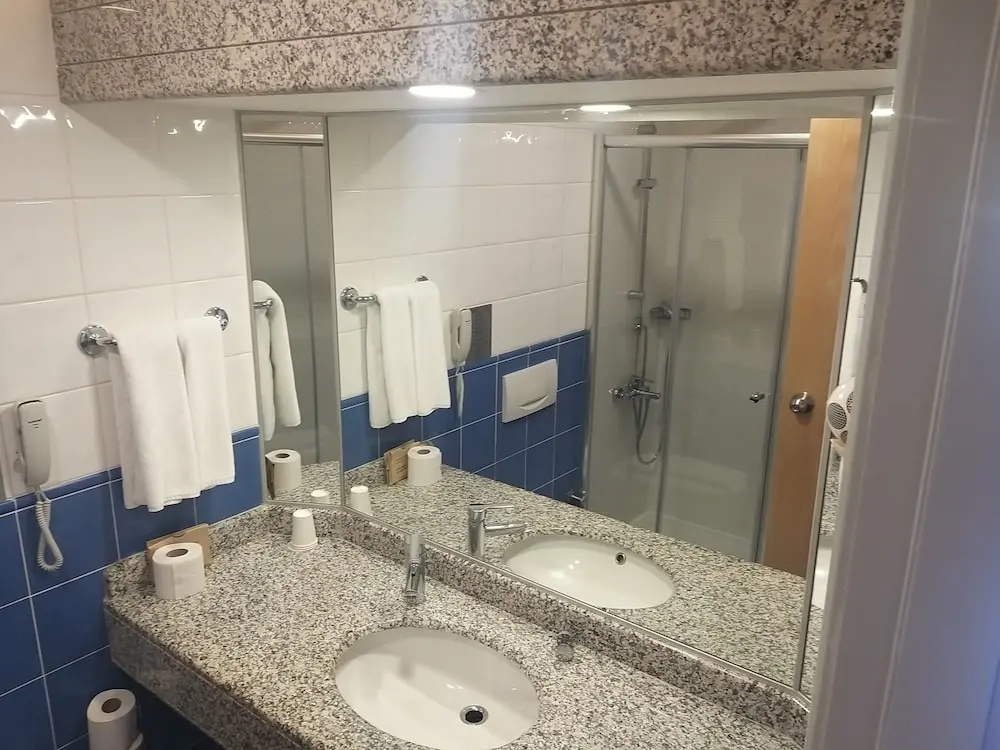 Classic Double room, bed type is subject to availability, full double bed room photo 1