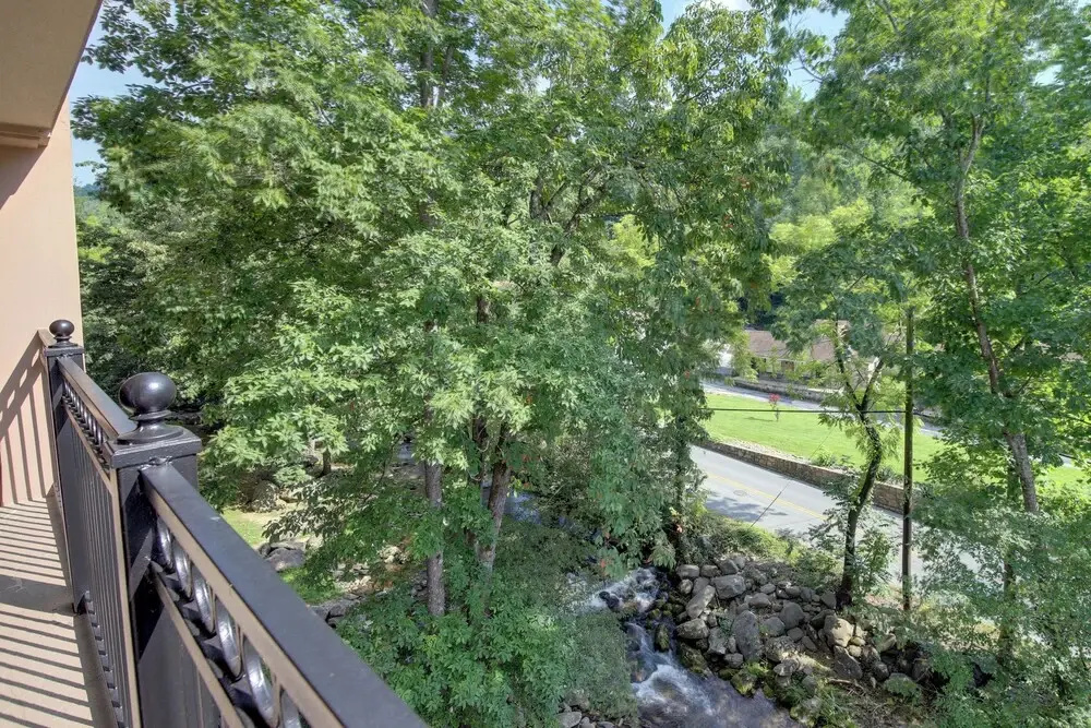 Gatehouse Condo: End Unit w/ Dtwn Gatlinburg View!