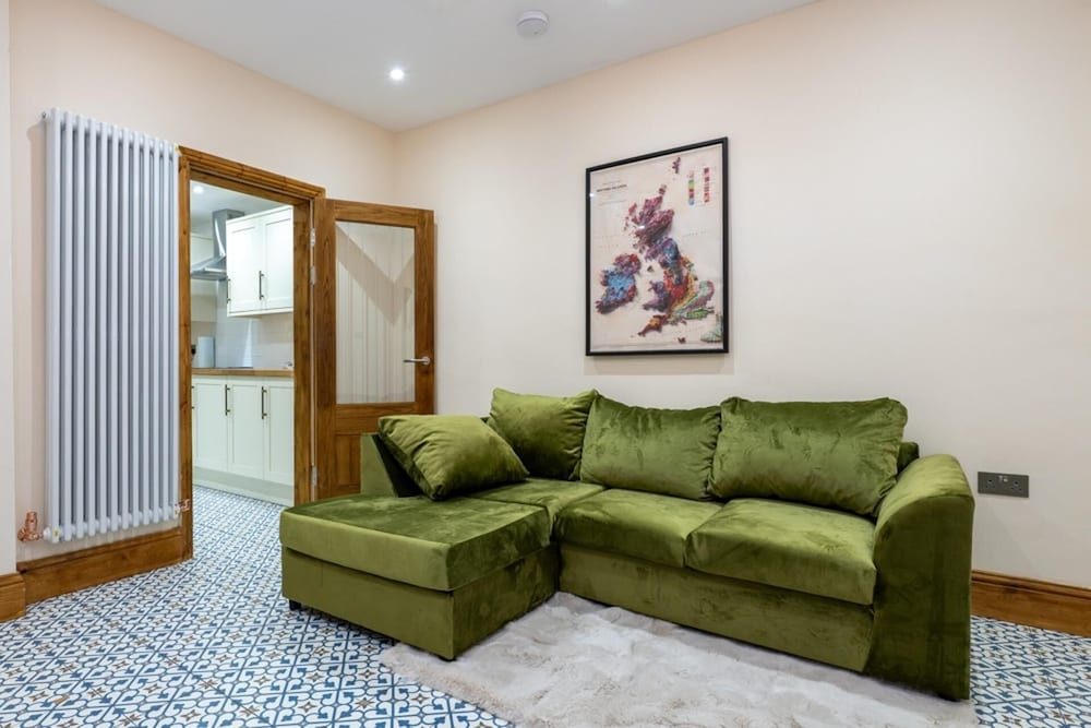 Tranquil Stoke-on-trent 4bed, 2 Bath, Parking