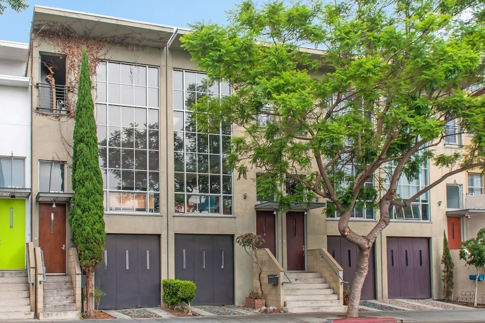 Beautiful 2br/2.5ba Apt in Little Italy by Domio