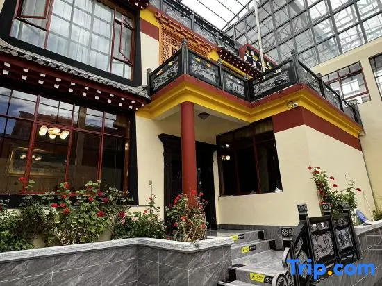 Shangri-La Cangxue Beiyi | See Mountains, Near Wild·Oxygen-Rich Ethnic Stay (Dukezong)