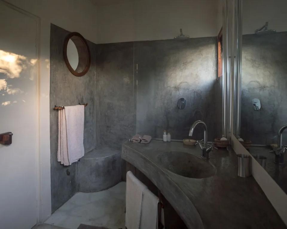 Deluxe Double Basement room with ocean view (full double bed)