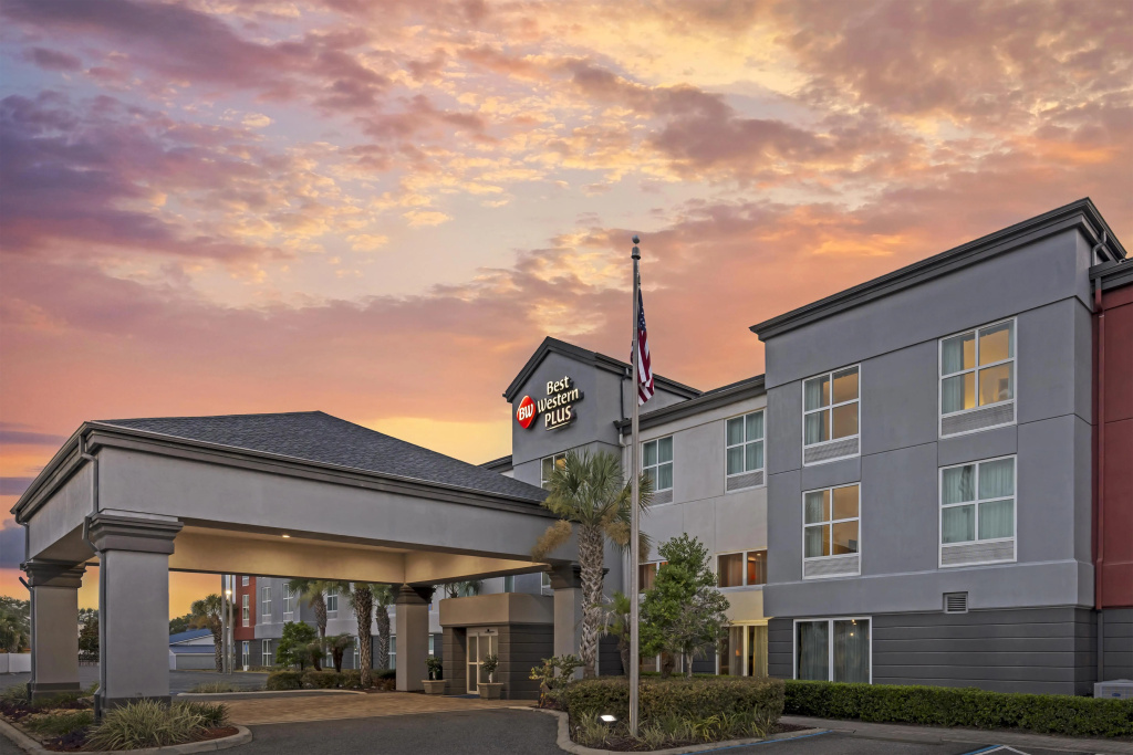 Best Western Plus Chain of Lakes Inn & Suites