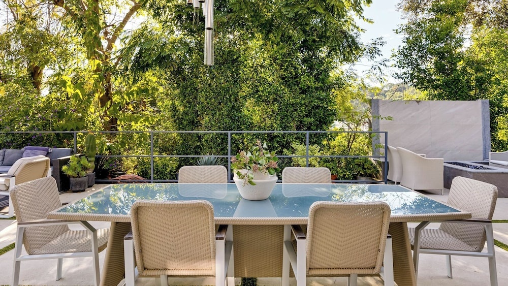 LA Hillside Retreat w/ Pool, Views, Fire Pit & Outdoor Lounging Casa Bellagio by Avantstay
