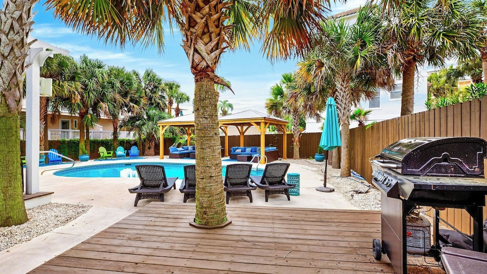 5min Walk to Beach Private Pool, Rooftop Deck A Piece of Heaven by Avantstay