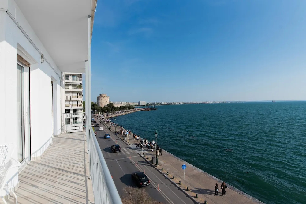 Primavera' Seafront apt with tower view