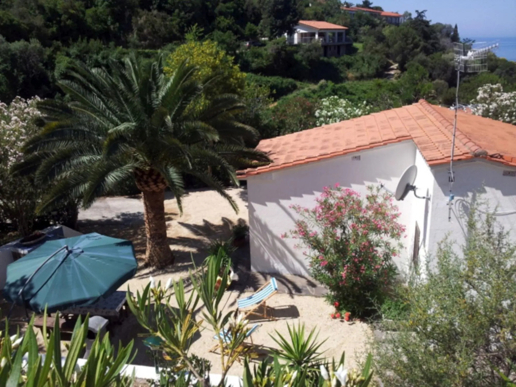 Apartment Billy in Casa Mirto, immersed in the green and blue of the Bay of Morcone, at the foot of-BILLY DEL MIRTO