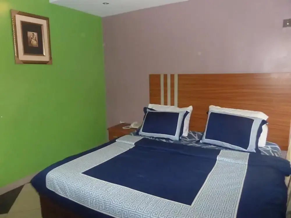 Deluxe Double room (full double bed)