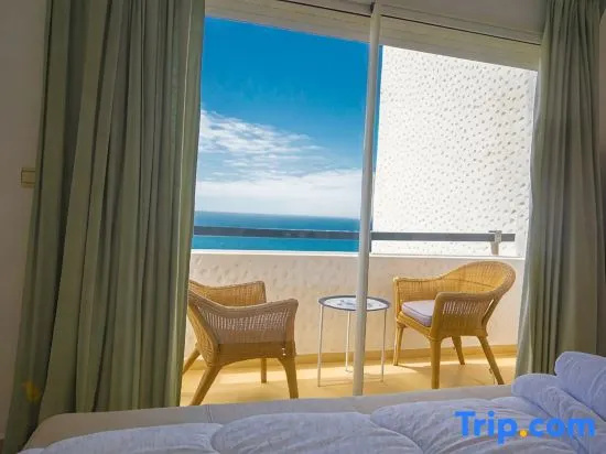Large 3-Façade Apartment with Sea View & Pool