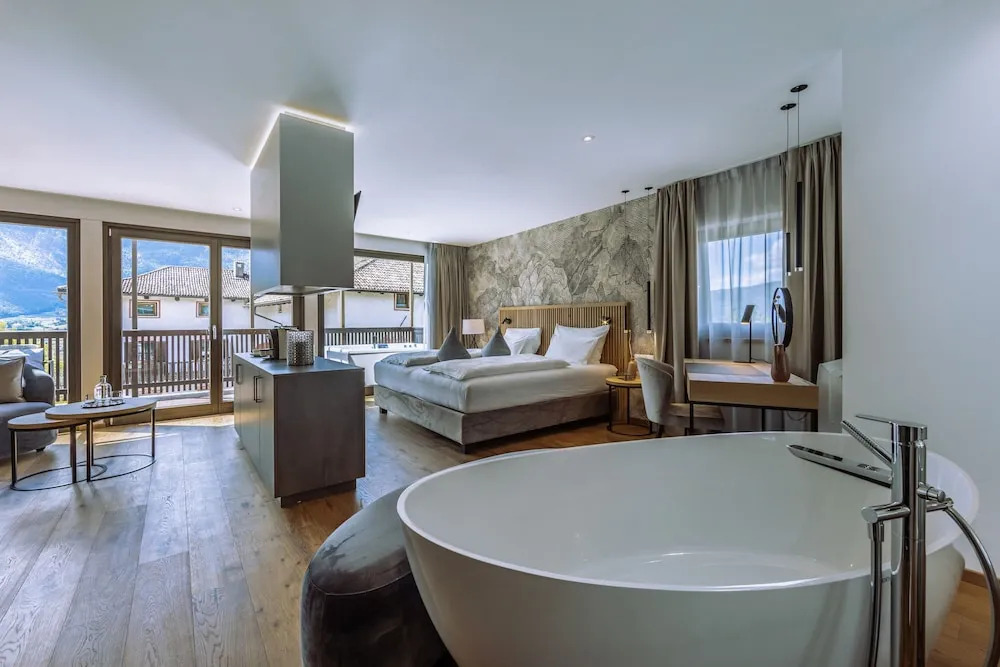 Grand Double Suite with mountain view full double bed