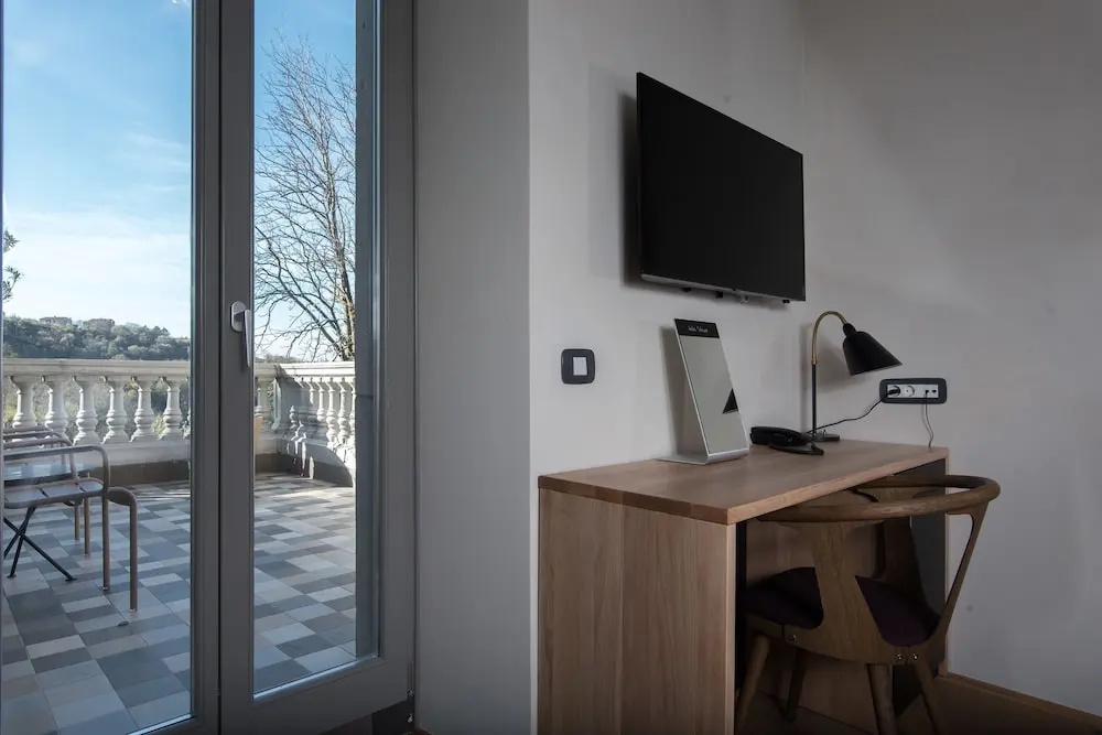 Standard Double room with city view (full double bed)