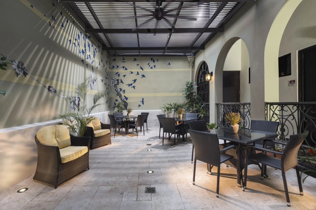 Decanter Hotel - 3