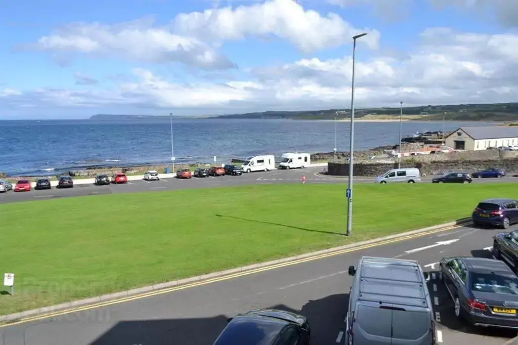 Causeway View Portrush - large 4 bedroom seafront house