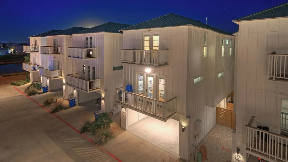 Southern Cross by Avantstay Steps to the Beach, Pool, Fire Pit & Direct Boardwalk Access