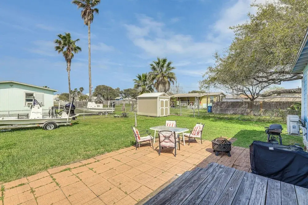 Cozy Cottage w/ Patio < 2 Mi to Rockport Beach!