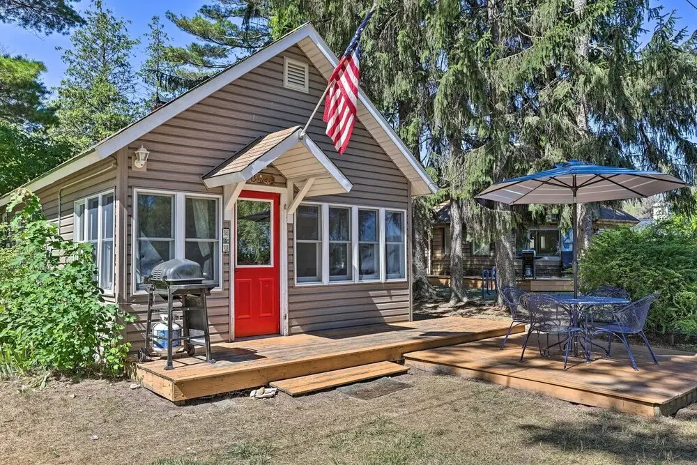 1/2 Mi to Dtwn Suttons Bay! Lakefront Cottage