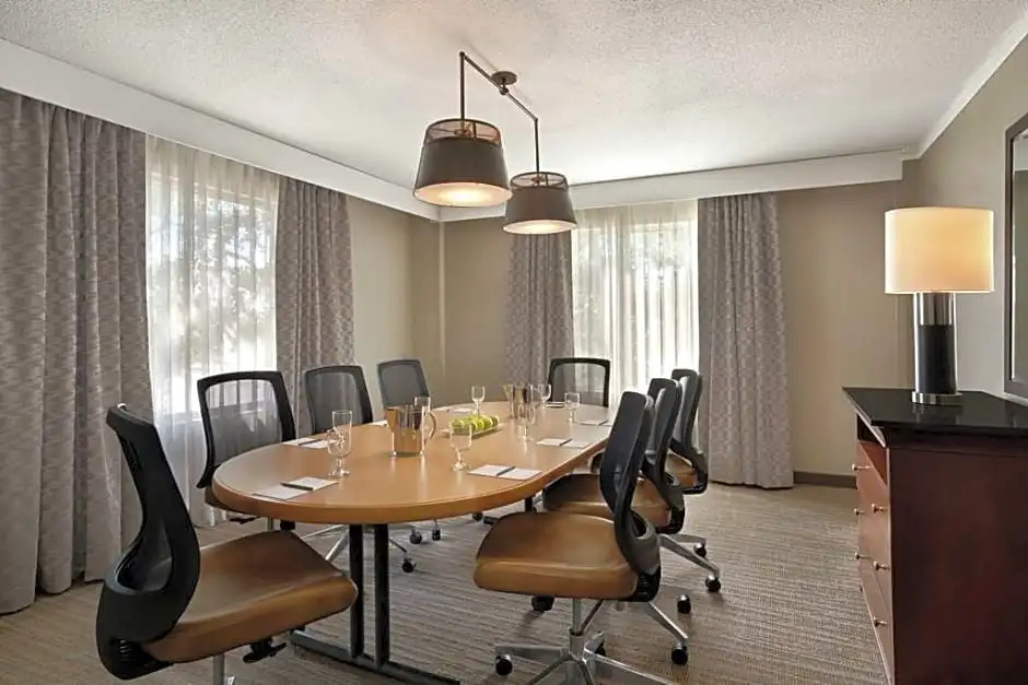 Embassy Suites by Hilton Brunswick - Tap to explore photos