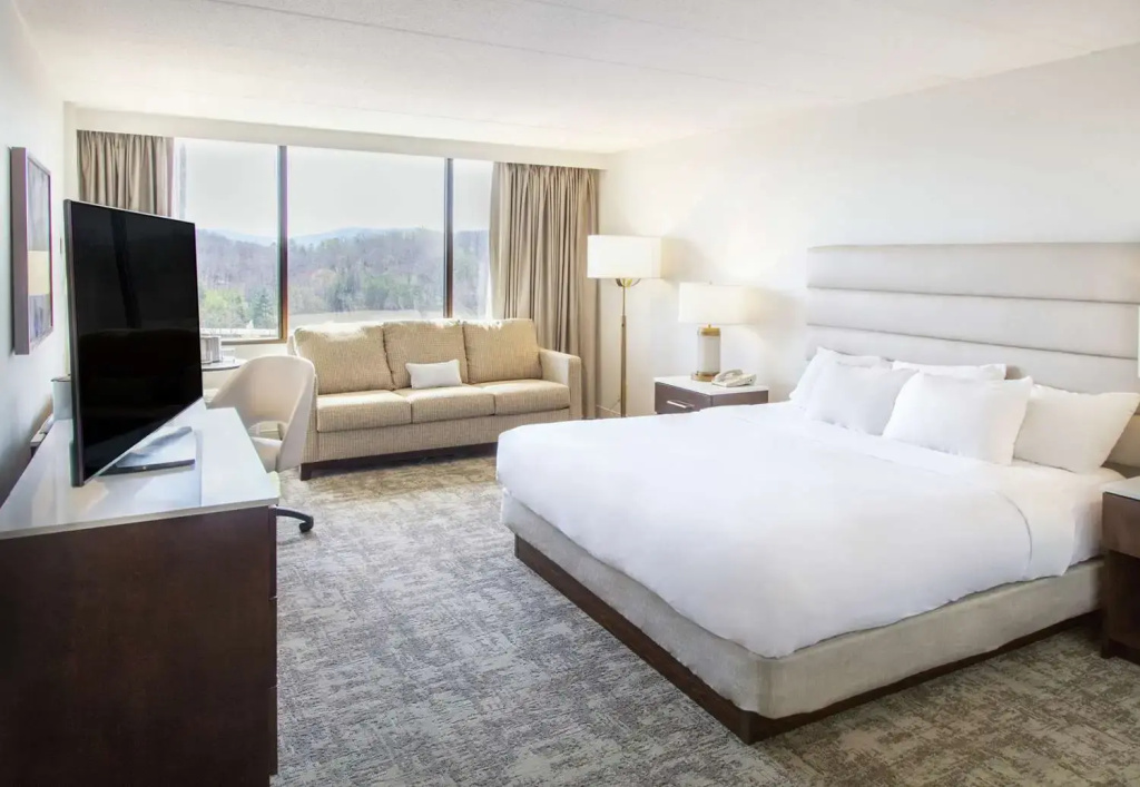 DoubleTree by Hilton Hotel Charlottesville - Tap to explore photos