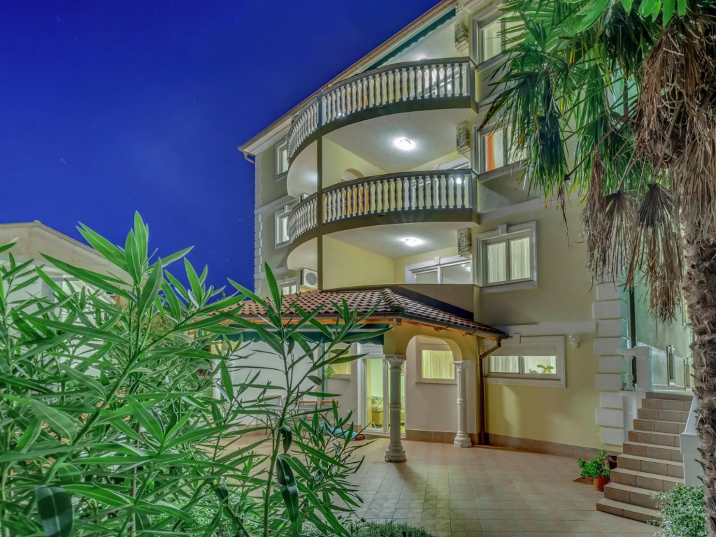 Modern Ground Floor Apartment With Private Terrace and Jacuzzi