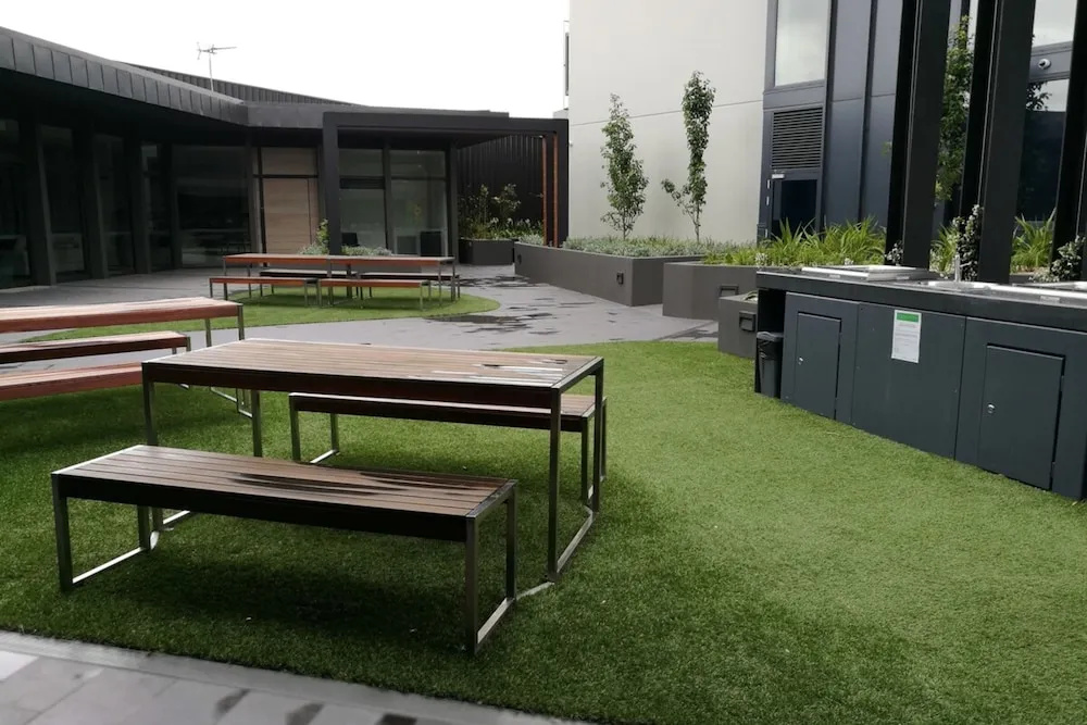 Modern 1 Bedroom in Tranquil Parklands