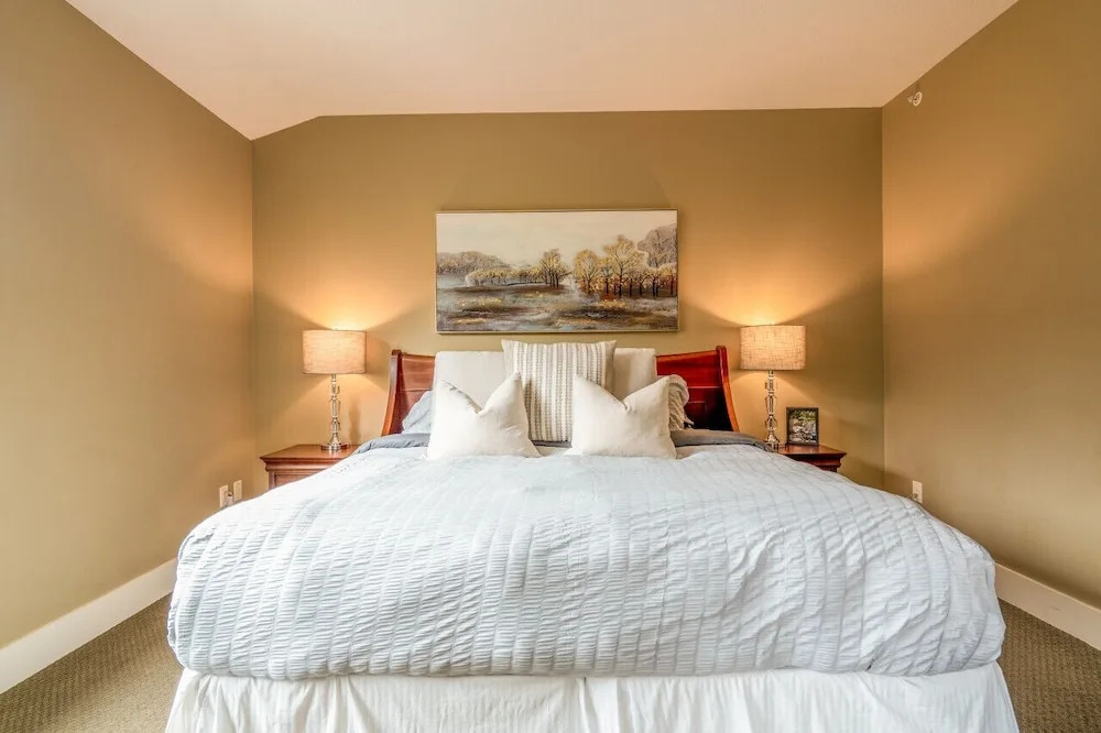 Luxury 3-Br Penthouse | INDOOR Pool & Hot Tub | Pool Table | 2 Decks + Mtn Views - фото 3