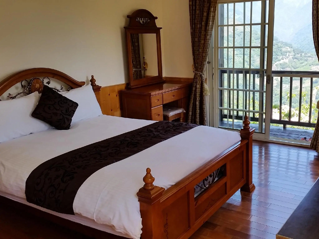 Standard Double room with mountain view (full double bed)
