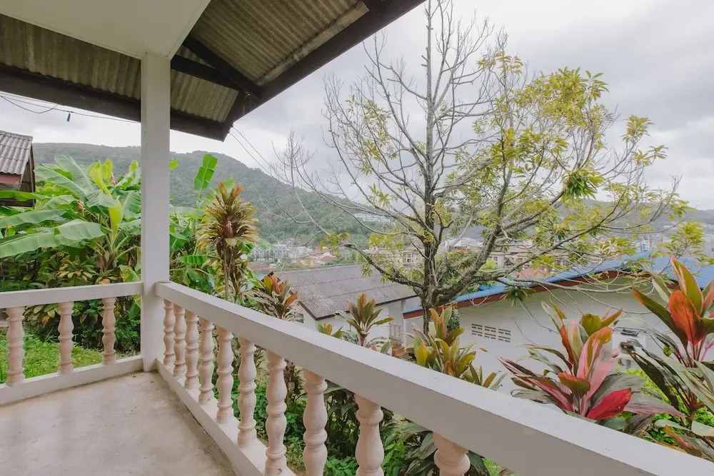 Бунгало с балконом в Kataonsea Bungalows