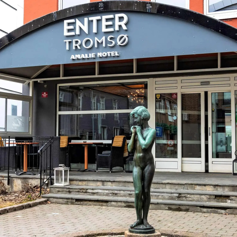 Enter Amalie Hotel