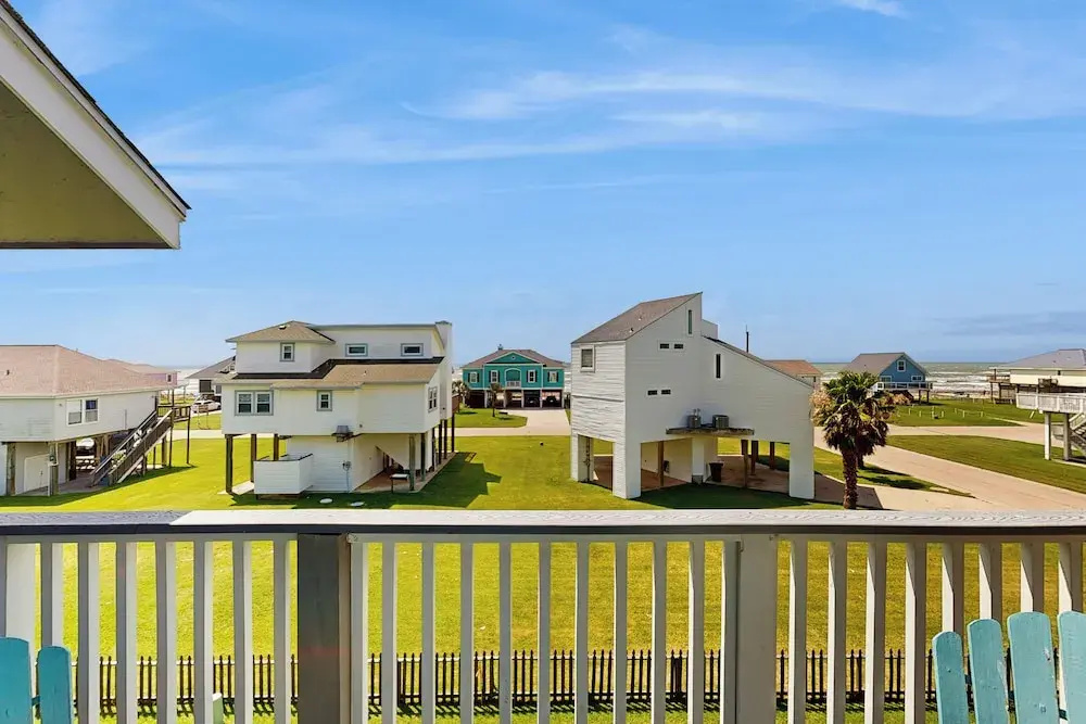 Walk to the Sand! Ocean-view Galveston Townhome