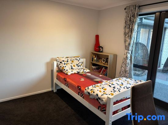 Tranquil Retreat, Cozy Single Room with Private Facilities in Halswell