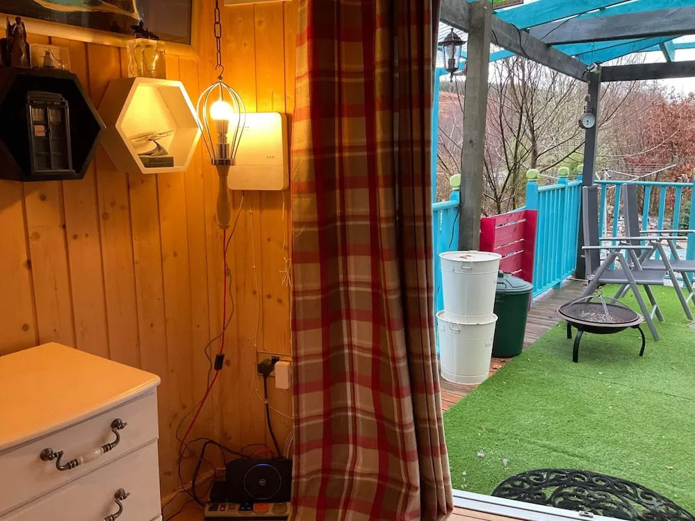Cabin - Sleeps 2 - Riverside - Breakfast Provided