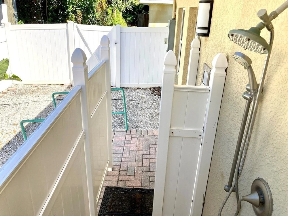 Debby's Place 3 Bedroom Home by RedAwning