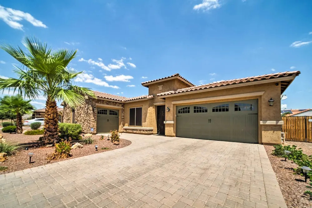 Hot Tub & Putting Green: Home in Surprise