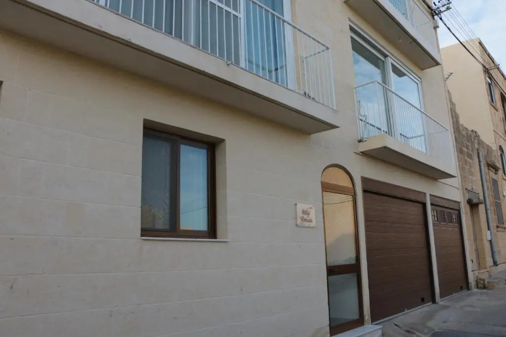 Wileg 4A Luxury Studio Apartment with Shared Swimming Pool.