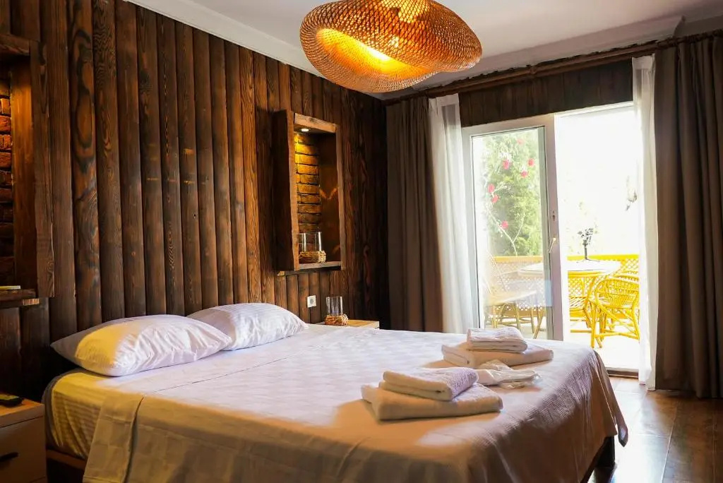 Deluxe Double room (full double bed)